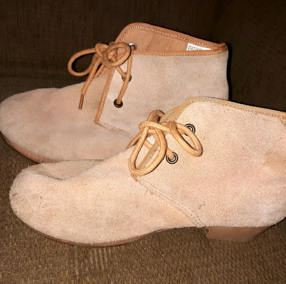 Size 2 Tan leather lace up style ankle boots